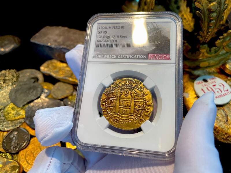 Peru 8 Escudos 1705 NGC 30 2