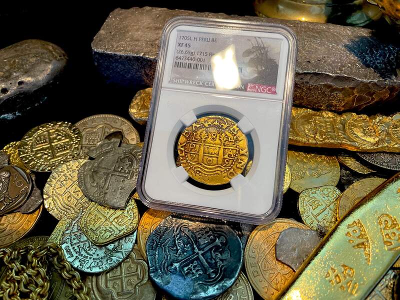Peru 8 Escudos 1705 NGC 30 3