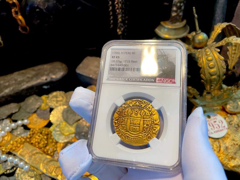 Peru 8 Escudos 1705 NGC 30 5