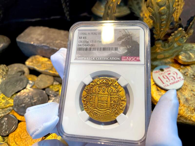 Peru 8 Escudos 1705 NGC 30 6