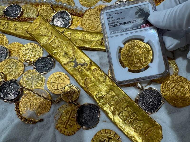 Peru 8 Escudos 1705 "2nd Finest Kn. 1715 Fleet Shipwreck" NGC 63 21