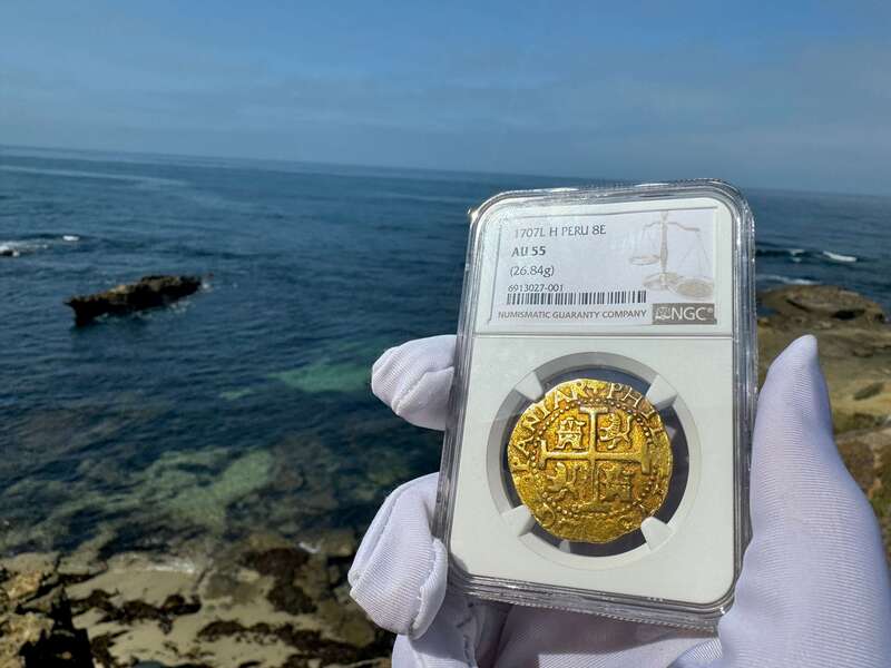 Peru 8 Escudos 1707 NGC 55 30