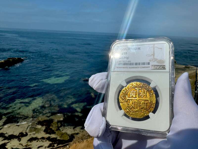 Peru 8 Escudos 1707 NGC 55 31