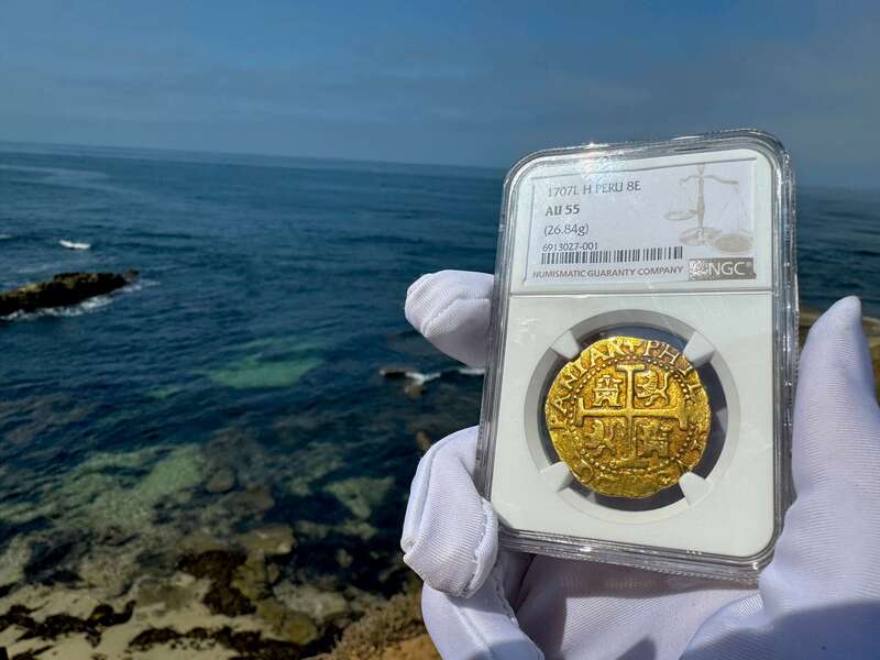 Peru 8 Escudos 1707 NGC 55 32