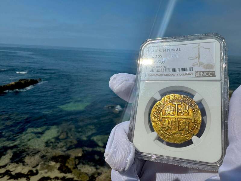 Peru 8 Escudos 1707 NGC 55 38