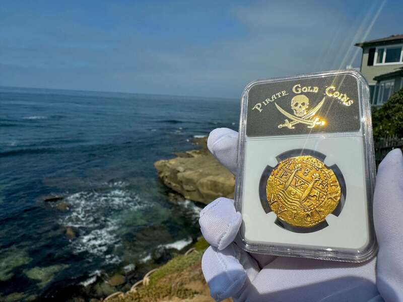 Peru 8 Escudos 1707 NGC 55 13