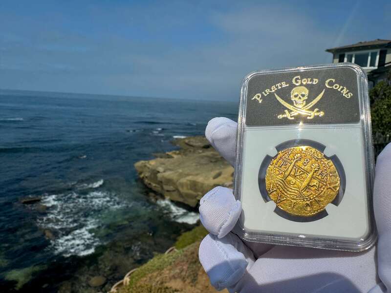 Peru 8 Escudos 1707 NGC 55 15