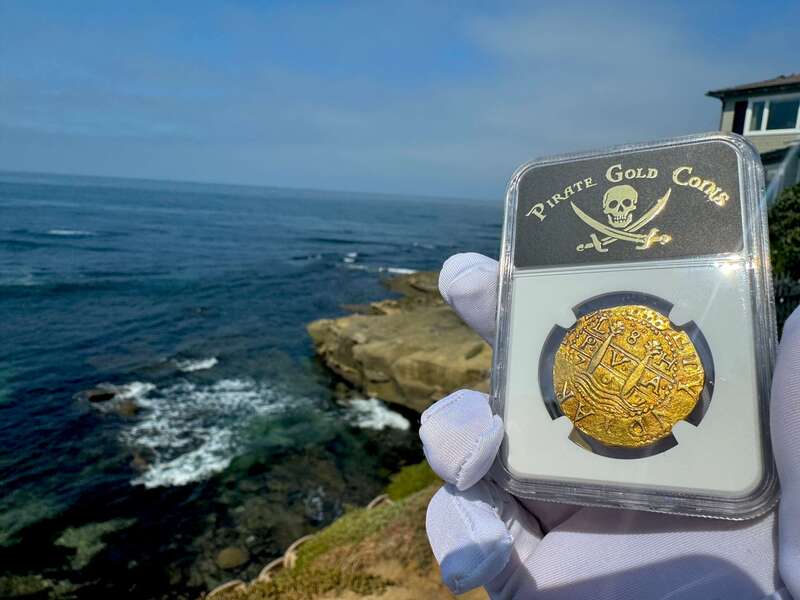 Peru 8 Escudos 1707 NGC 55 16