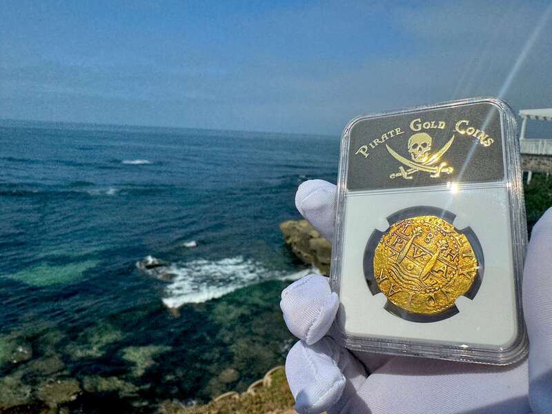 Peru 8 Escudos 1707 NGC 55 33