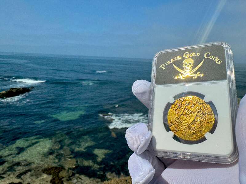 Peru 8 Escudos 1707 NGC 55 34