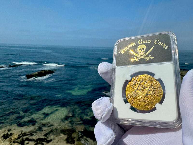 Peru 8 Escudos 1707 NGC 55 35