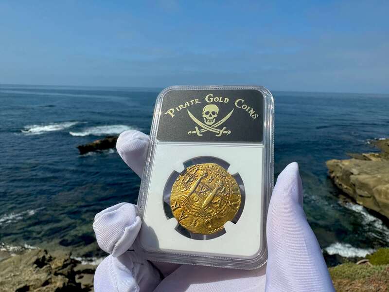 Peru 8 Escudos 1707 NGC 55 27