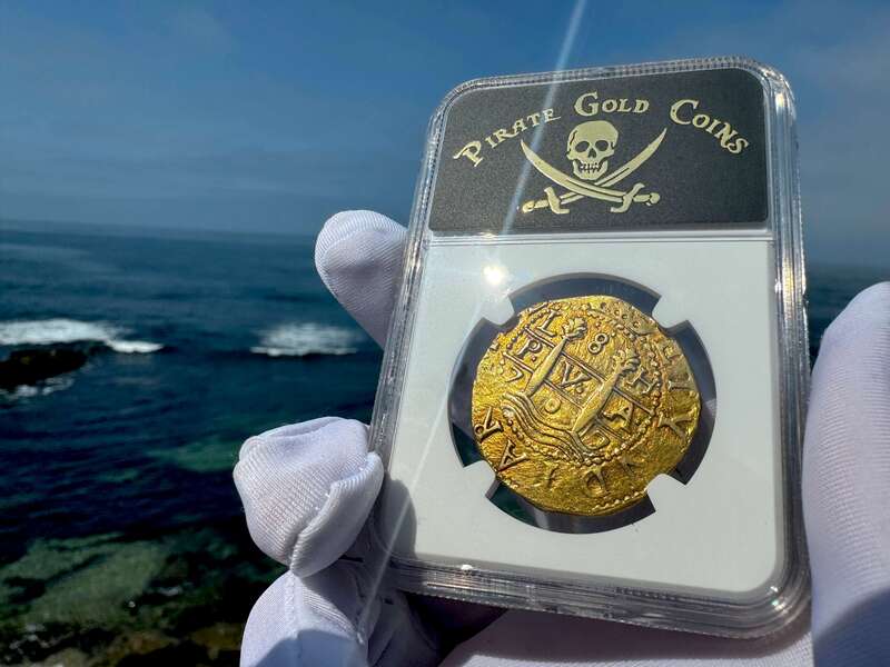 Peru 8 Escudos 1707 NGC 55 25