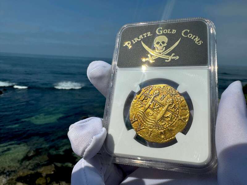 Peru 8 Escudos 1707 NGC 55 26