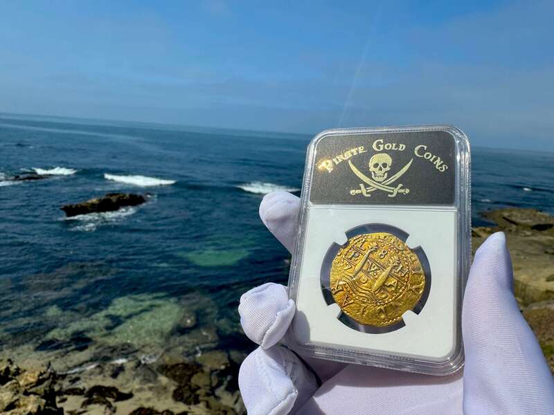 Peru 8 Escudos 1707 NGC 55 28