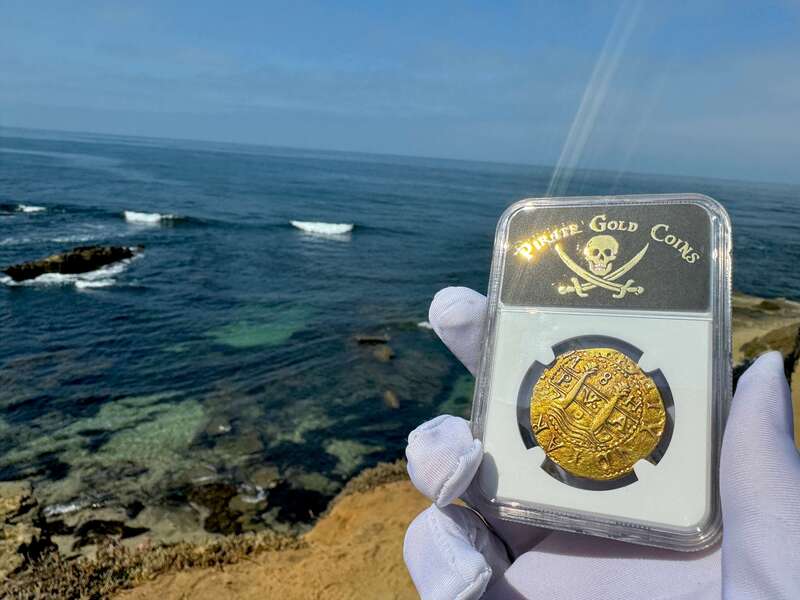 Peru 8 Escudos 1707 NGC 55 36