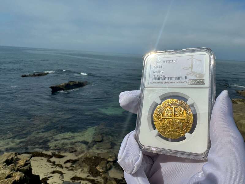 Peru 8 Escudos 1707 NGC 55 37