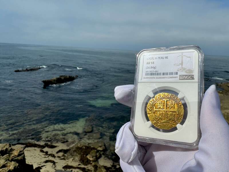 Peru 8 Escudos 1707 NGC 55 39