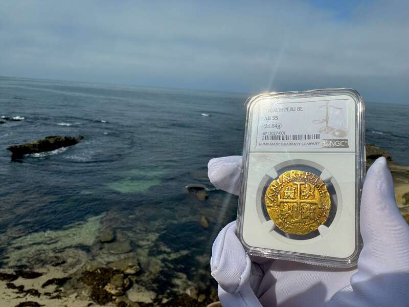 Peru 8 Escudos 1707 NGC 55 40