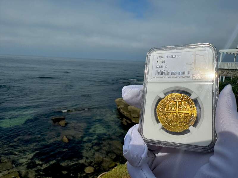 Peru 8 Escudos 1707 NGC 55 41