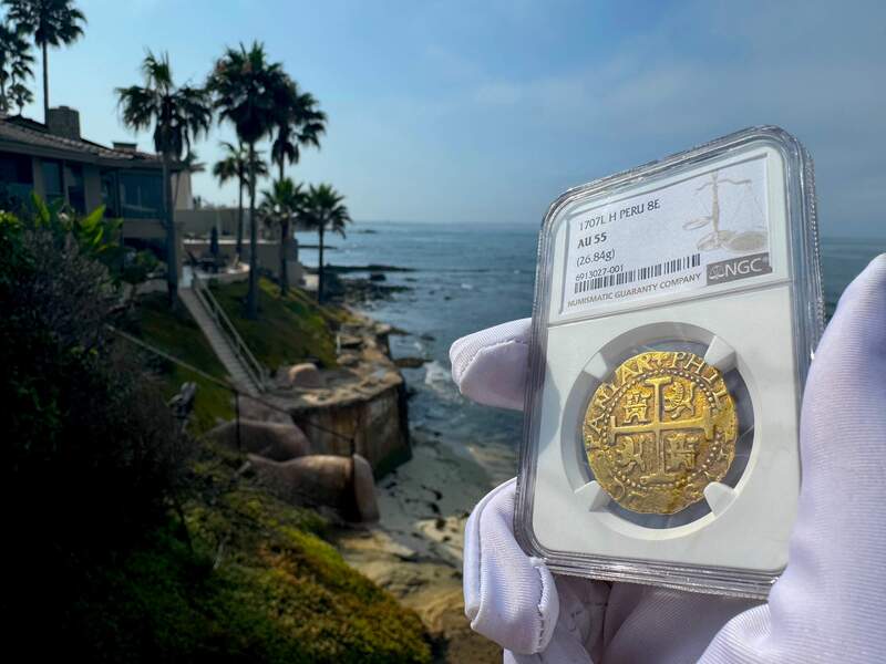 Peru 8 Escudos 1707 NGC 55 21