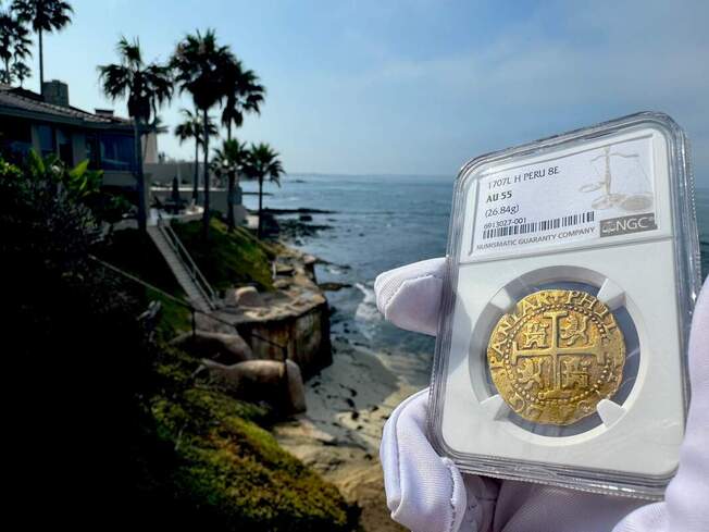 Peru 8 Escudos 1707 NGC 55