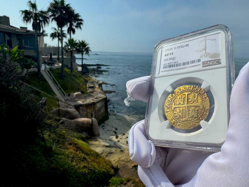 Peru 8 Escudos 1707 NGC 55 23