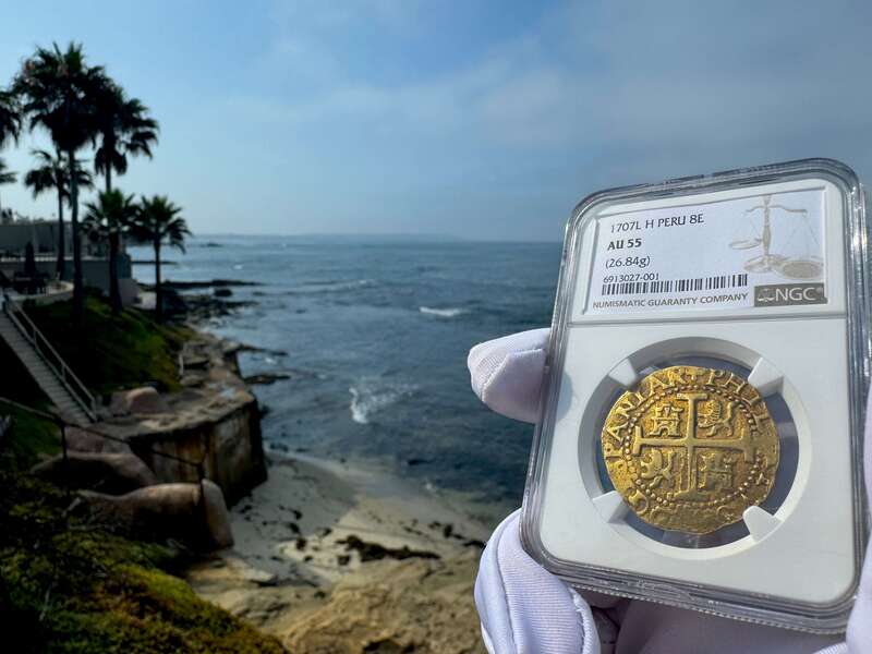 Peru 8 Escudos 1707 NGC 55 24