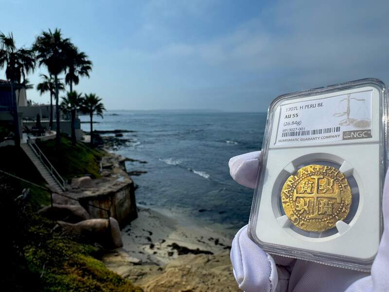 Peru 8 Escudos 1707 NGC 55 4