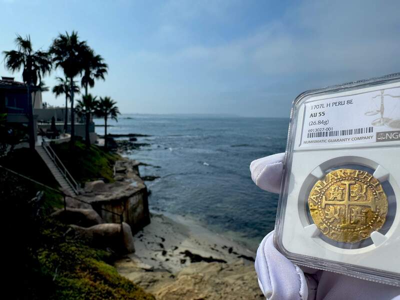 Peru 8 Escudos 1707 NGC 55 22