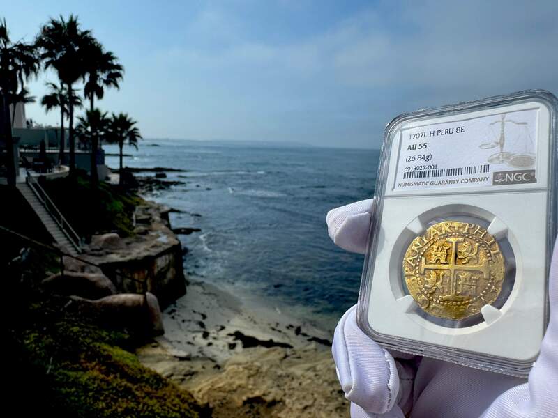 Peru 8 Escudos 1707 NGC 55 42