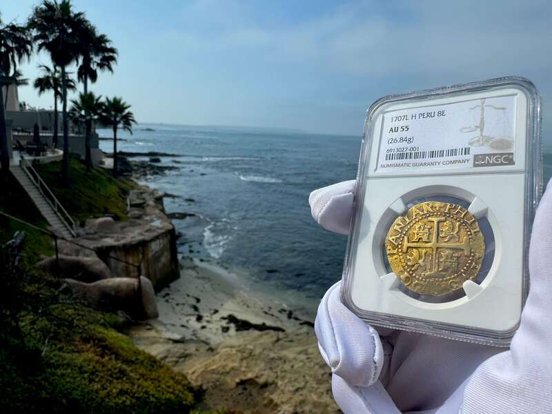 Peru 8 Escudos 1707 NGC 55 43