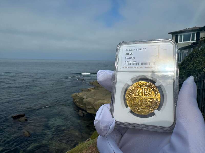 Peru 8 Escudos 1707 NGC 55 10