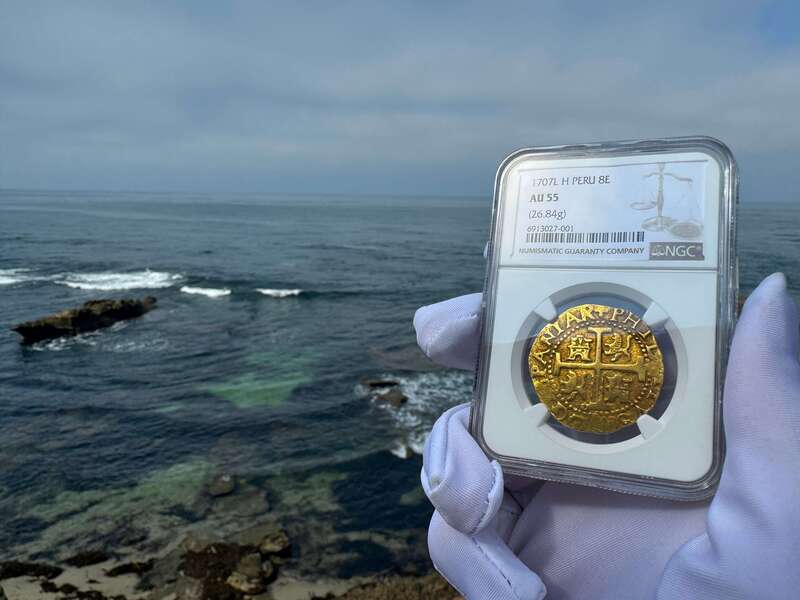 Peru 8 Escudos 1707 NGC 55 9