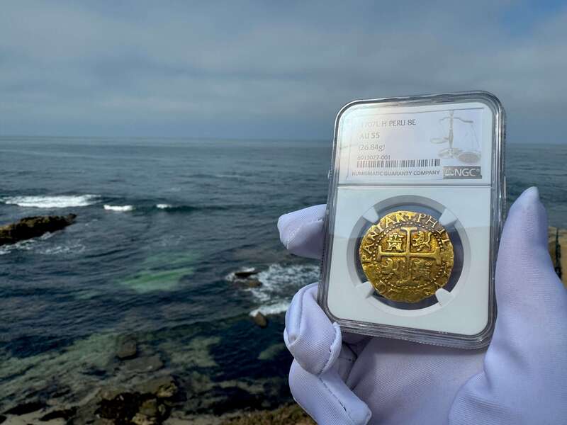 Peru 8 Escudos 1707 NGC 55 11