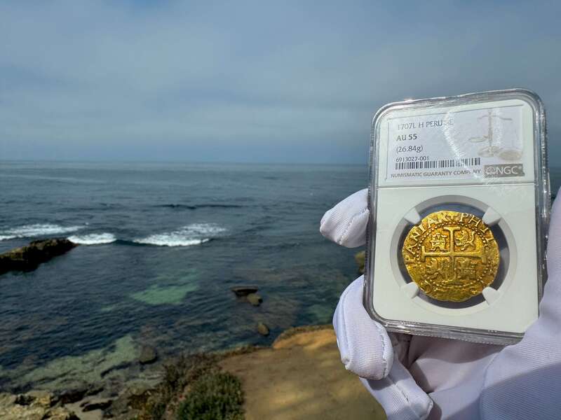 Peru 8 Escudos 1707 NGC 55 12