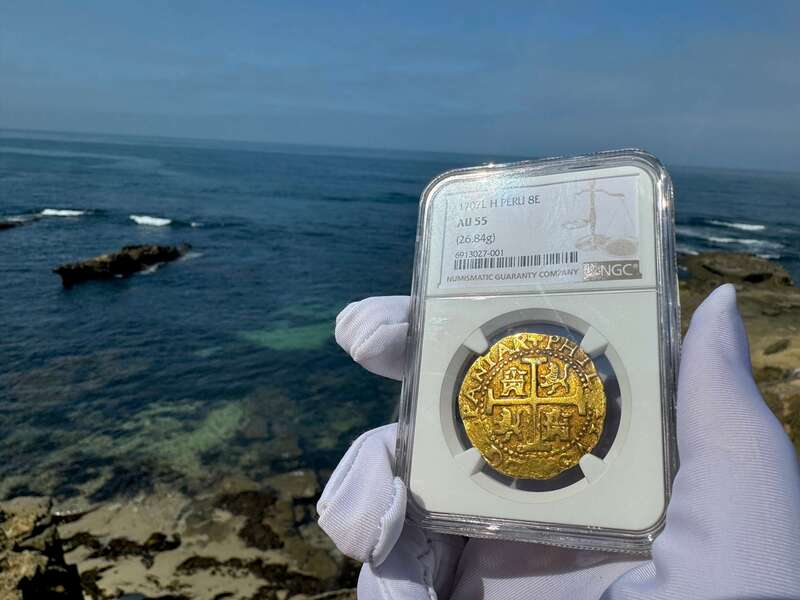 Peru 8 Escudos 1707 NGC 55 17