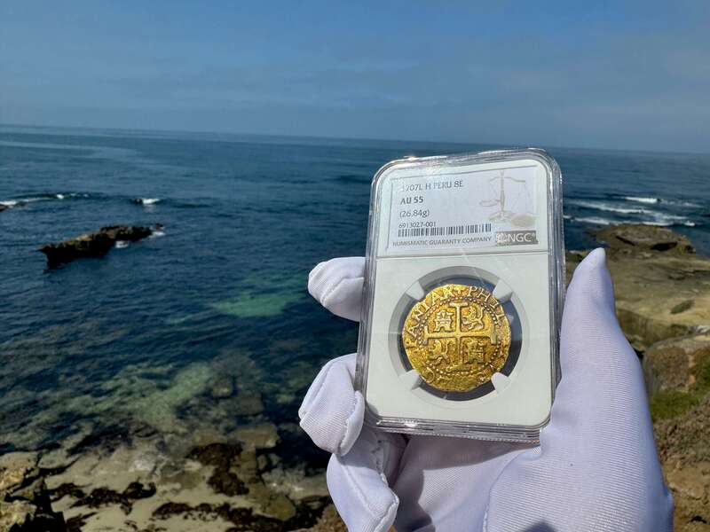 Peru 8 Escudos 1707 NGC 55 18