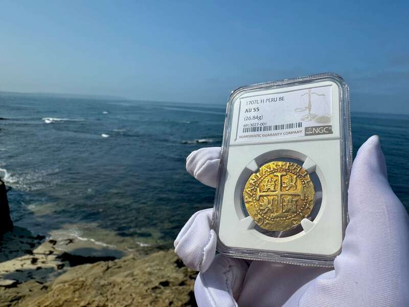 Peru 8 Escudos 1707 NGC 55 19