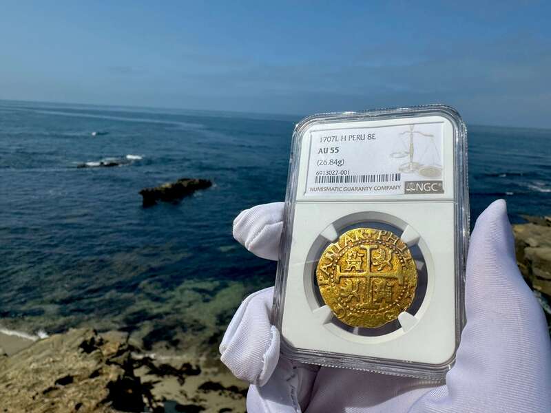 Peru 8 Escudos 1707 NGC 55 20