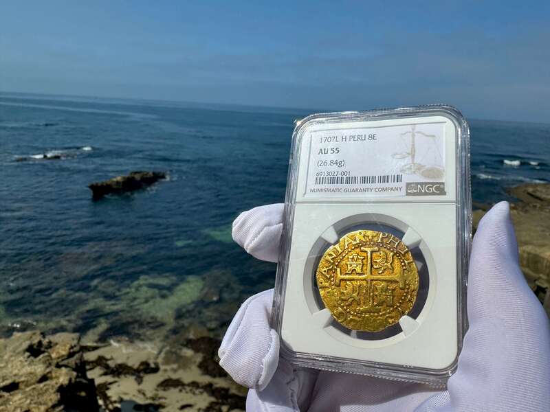 Peru 8 Escudos 1707 NGC 55 29
