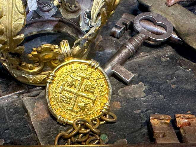 Peru 8 Escudos 1712 Pendant