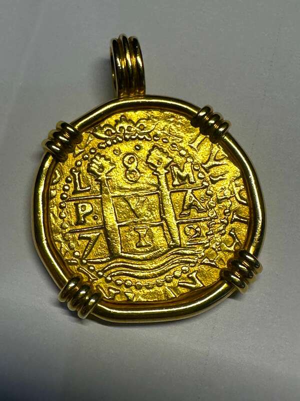Peru 8 Escudos 1712 Pendant 12