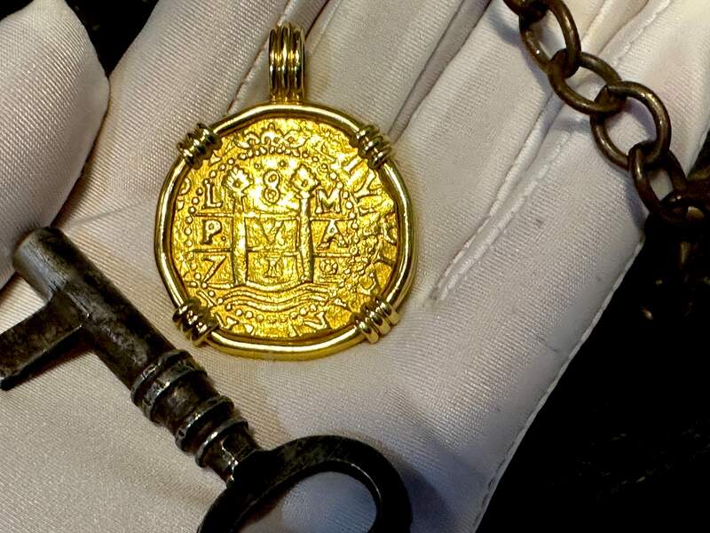 Peru 8 Escudos 1712 Pendant 9