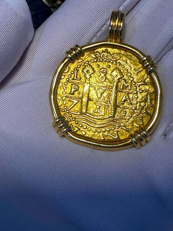 Peru 8 Escudos 1712 Pendant 10