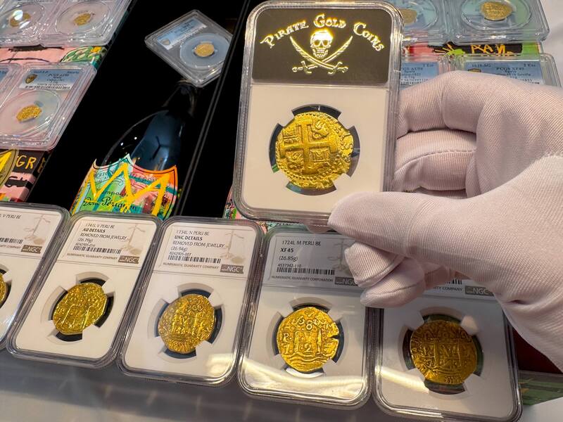 Peru 8 Escudos 1732 "Philip V" NGC AU 55