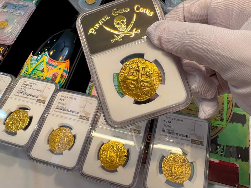 Peru 8 Escudos 1734 "Philip V" NGC UNC 27