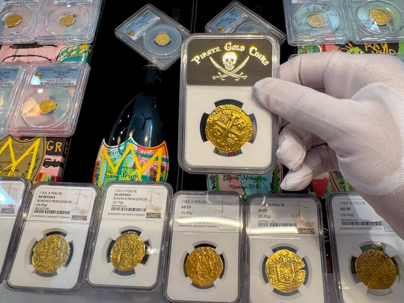 Peru 8 Escudos 1734 "Philip V" NGC UNC 16