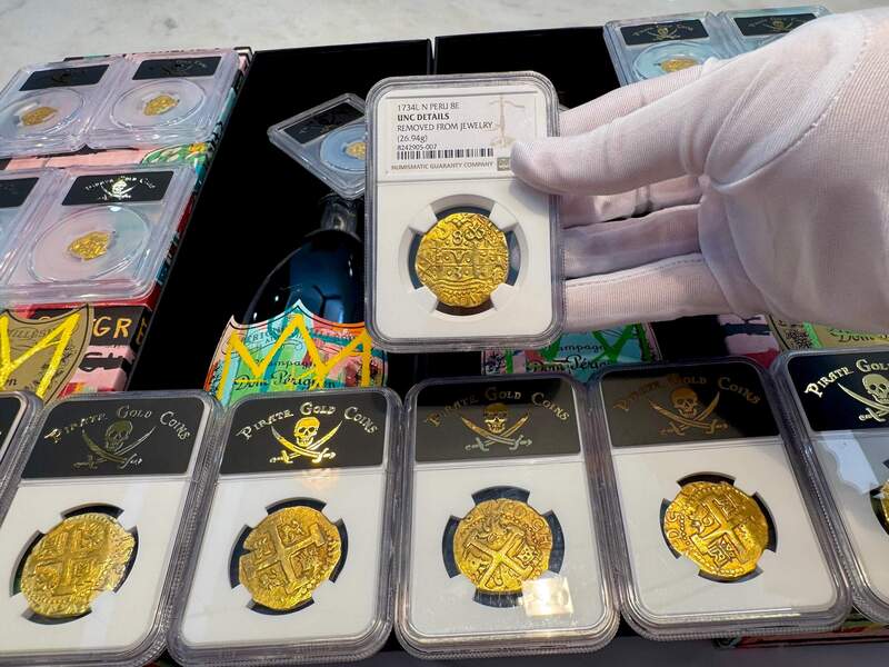 Peru 8 Escudos 1734 "Philip V" NGC UNC 23