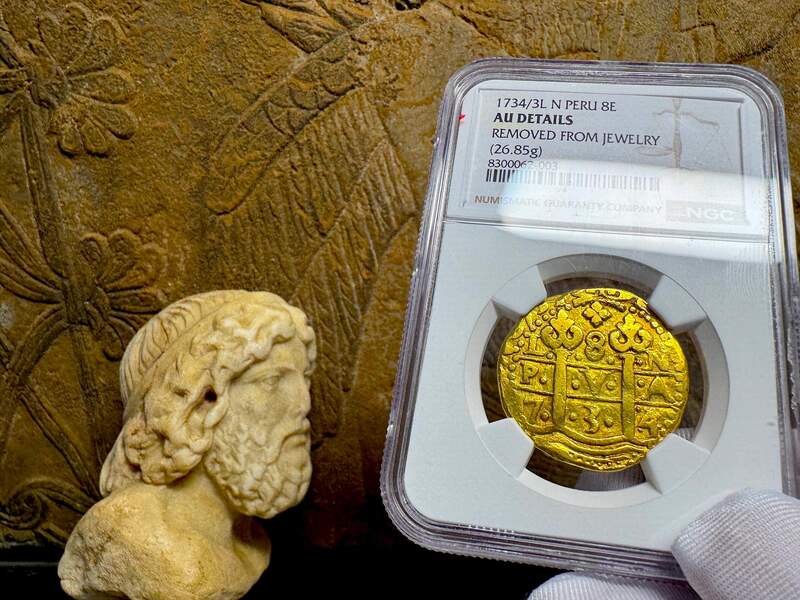 Peru 8 Escudos 1734 NGC AU 21